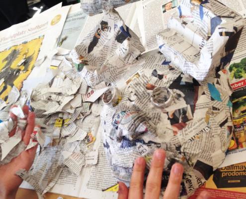 Mystische Maske aus Pappmaschee im Kunstunterricht - Schülerarbeit Zeitungspapier