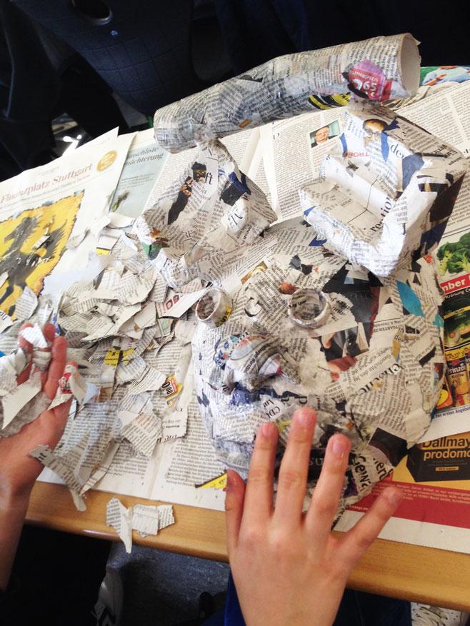 Mystische Maske aus Pappmaschee im Kunstunterricht - Schülerarbeit Zeitungspapier