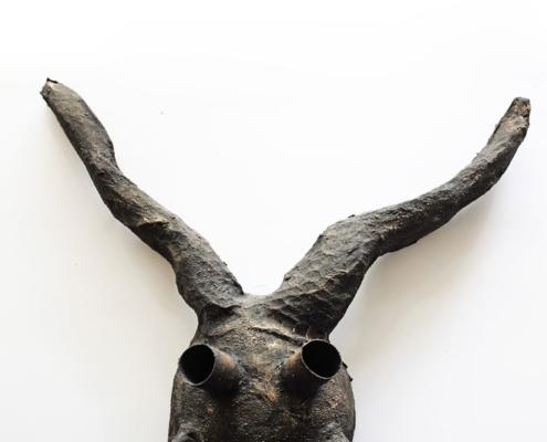 Mystische Maske aus Pappmaschee im Kunstunterricht - Schülerarbeit
