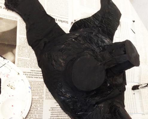 Mystische Maske aus Pappmaschee im Kunstunterricht - Schülerarbeit schwarze Farbe Acryl