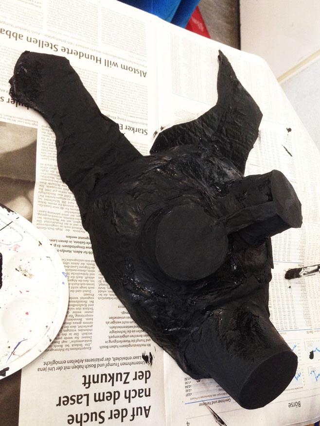 Mystische Maske aus Pappmaschee im Kunstunterricht - Schülerarbeit schwarze Farbe Acryl