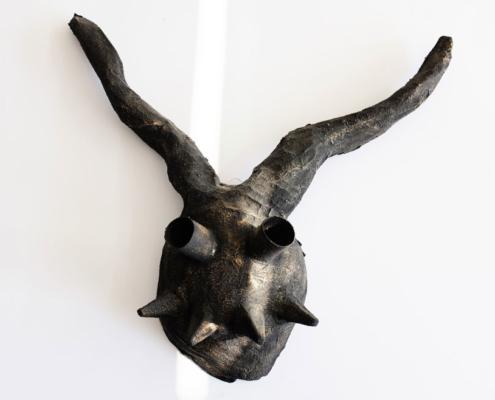 Mystische Maske aus Pappmaschee im Kunstunterricht - Schülerarbeit