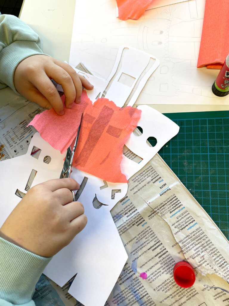 KUI - kunstunterricht-ideen.de - Botanische Fantasietürme - Collagen nach Karl Blossfeld_002 Botanische Fantasietürme nach Karl Blossfeldt - Bastelpapier hinterkleben