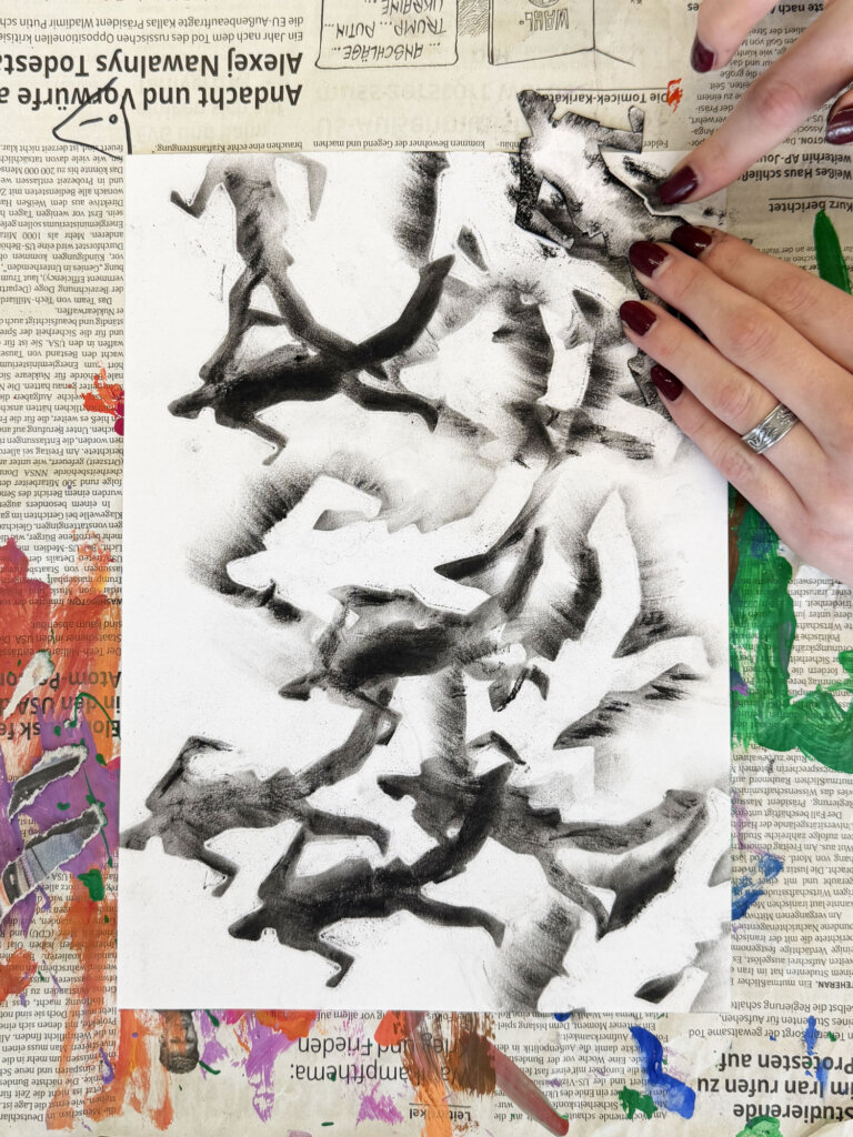 Gepresste Zeichenkohle wird verwischt - Kunstunterricht - Höhlenmalerei