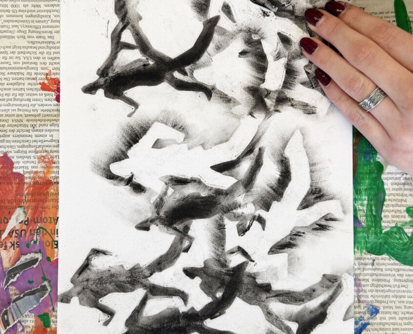 Gepresste Zeichenkohle wird verwischt - Kunstunterricht - Höhlenmalerei